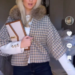 Jacka  - Säljer min sååå fina vår jacka står ingen storlek men den passar mig som brukar ha allt mellan Xs, S och M 🩵