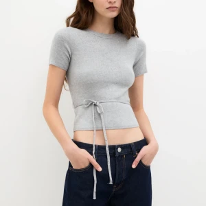 Topp - Säljer denna jätte söta och populära topp som är slutsåld. Helt ny med prislapp. Är i storlek m men sitter som en s