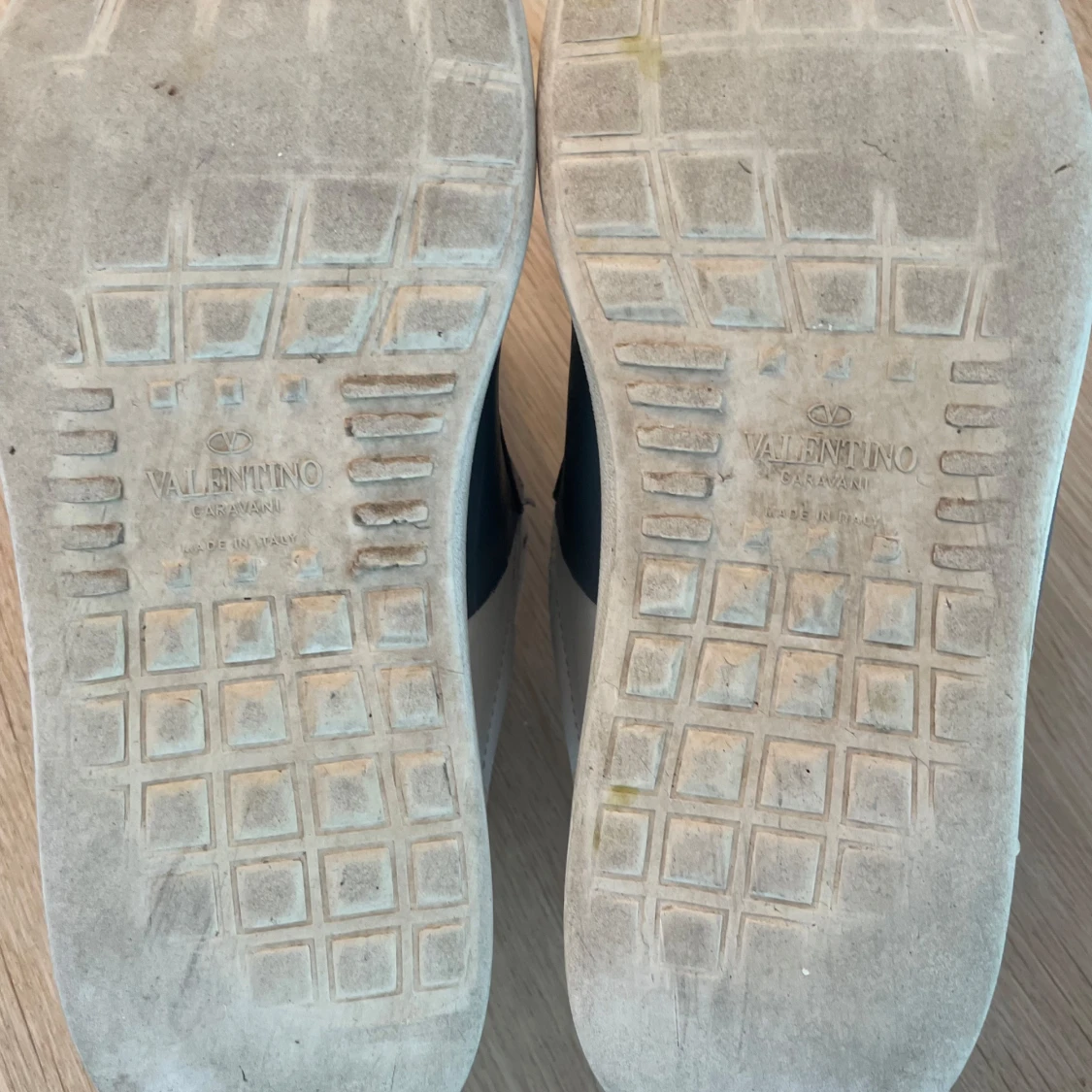 Valentino Garavani sneakers, orginal snören som följs med - 2