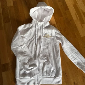 Zip hoodie från peak performance - Jätte fin i storlek xs, den är aldrig använd så därför nyskick. Nypris: 1300:-