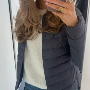 blå uniqlo jacka - säljer min blå jacka ifrån uniqlo i storlek m!! den har inga defekter och är i bra skick