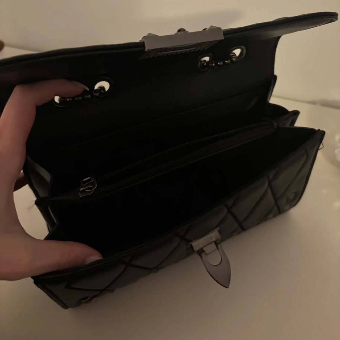 Svart axelväska med nitar - 1