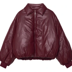 Vinröd pufferjacka med dragkedja - Snygg vinröd pufferjacka med dragkedja och krage. Jackan har en oversized passform och långa ärmar med ribbade muddar. Perfekt för kyligare dagar. Använd ungefär 2 gånger, då jag hittat en anna jacka som passar mig bättre 🩷🩷 Nypris: 659kr