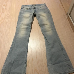 Ljusblå bootcut jeans från Levi's - Jättesnygga Low waist jeans från Levis, för små på mig så har ingen bild på💗💗