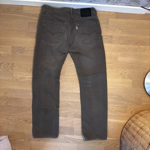 Bruna jeansbyxor - Säljer ett par bruna jeansbyxor med klassisk femficksdesign. Byxorna har en normal passform och är tillverkade i ett slitstarkt material. Perfekta för en avslappnad stil.