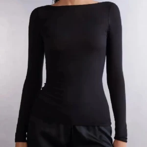 Svart intimissmi tröja - Snygg och stilren svart långärmad topp med tight passform. Perfekt för en minimalistisk look. Köpt på plick, säljer pga ingen användning.