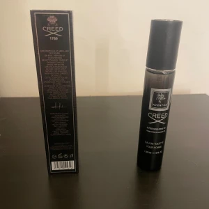 Creed Aventus - Säljer en elegant Creed Aventus  för herrar. Flaskan är svart med en stilren design och rymmer 33 ml. Perfekt för den som vill ha en lyxig och maskulin doft. 