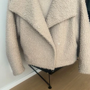 Beige teddyjacka från Gina Tricot - beige Teddy jacka från Gina tricot i strl xxs, skulle även säga att de passar xs