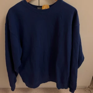 Blå sweatshirt  - Supernajs sweatshirt i fin blå färg. Köpt second hand men fortfarande väldigt skön och bra skick! Sitter lite oversized på mig som vanligtvis typ är en M men inte jätte🥰