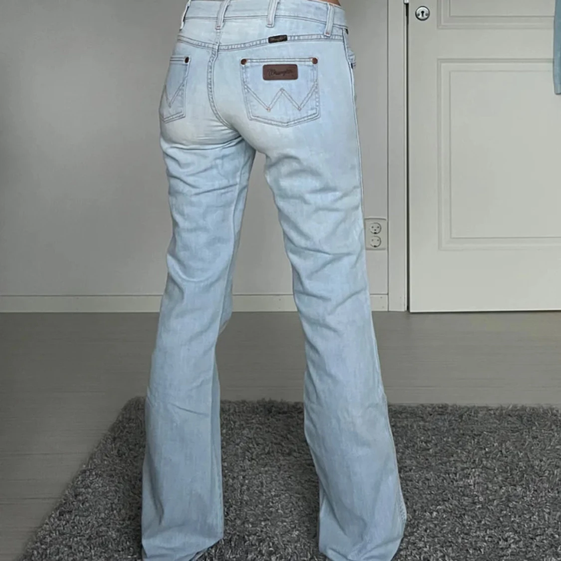 Lågmidjade ljusblå bootcut jeans💕 - 1