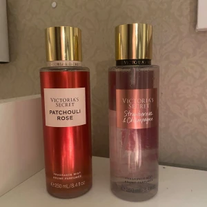 Victoria's Secret Patchouli Rose och Strawberries & Champagne - Två doftsprayer från Victoria's Secret: Patchouli Rose i en röd flaska och Strawberries & Champagne i en genomskinlig flaska med rosa etikett. Båda har guldlock och rymmer 250 ml. Perfekta för att ge en fräsch och blommig doft. Ni ser på bilderna hur mycket det är kvar i dom😊
