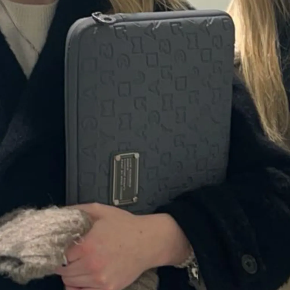 Grå datorfodral från Marc by Marc Jacobs. Skit snyggt nu till våren🤩💓 Täcken på användning men fortfarande fin! Några defekter, men dragkedjan funkar perfekt! Måtten 35x25 (chromebook skoldator). Pris kan diskuteras!!!. Laukut & Käsilaukut.