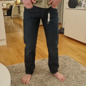 G star raw jeans  storlek 27/32 - Dessa är oanvända så skicket är mycket bra. Modellen är 3301 slim och det är den mörkblåa färgen. Jag är 172 och ganska smal och dem sitter tight på mig i midjan men längden är perfekt 