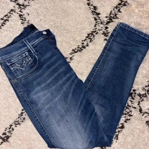 Replay Anbass - Säljer mina replay anbass i en riktigt snygg tvätt. Jeansen är använda men fortfarande i bra skick, typ 8/10. Storlek 28 kan gå ner i pris vid snabb affär!