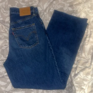 Blå Levis jeans  - Snygga blå Levi's jeans med hög midja och straight fit med knappgylf. Aldrig använda, endast provade.