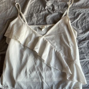 Topp - Fin topp från H&M! Säljer då den inte kommit till användning. Färgen är krämvit💛