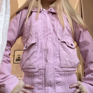 Snygg Y2K jacka - Säljer en söt rosa jacka för den kommer inte till andvänding längre. Jackan har långa ärmar och praktiska fickor med knappar framtill. Perfekt för kyligare dagar! Pris kan diskuteras❤️