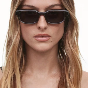 Chimi  - Säljer mina superfina chimi solglasögon. Modellen är Alter Tortoise och de är mörkbruna. De är aldrig använda och boxen tillkommer! Perfekta för en stilren look och nu till våren och sommaren!💕 Nypris är 1600. Skriv till mig om frågor eller bilder.