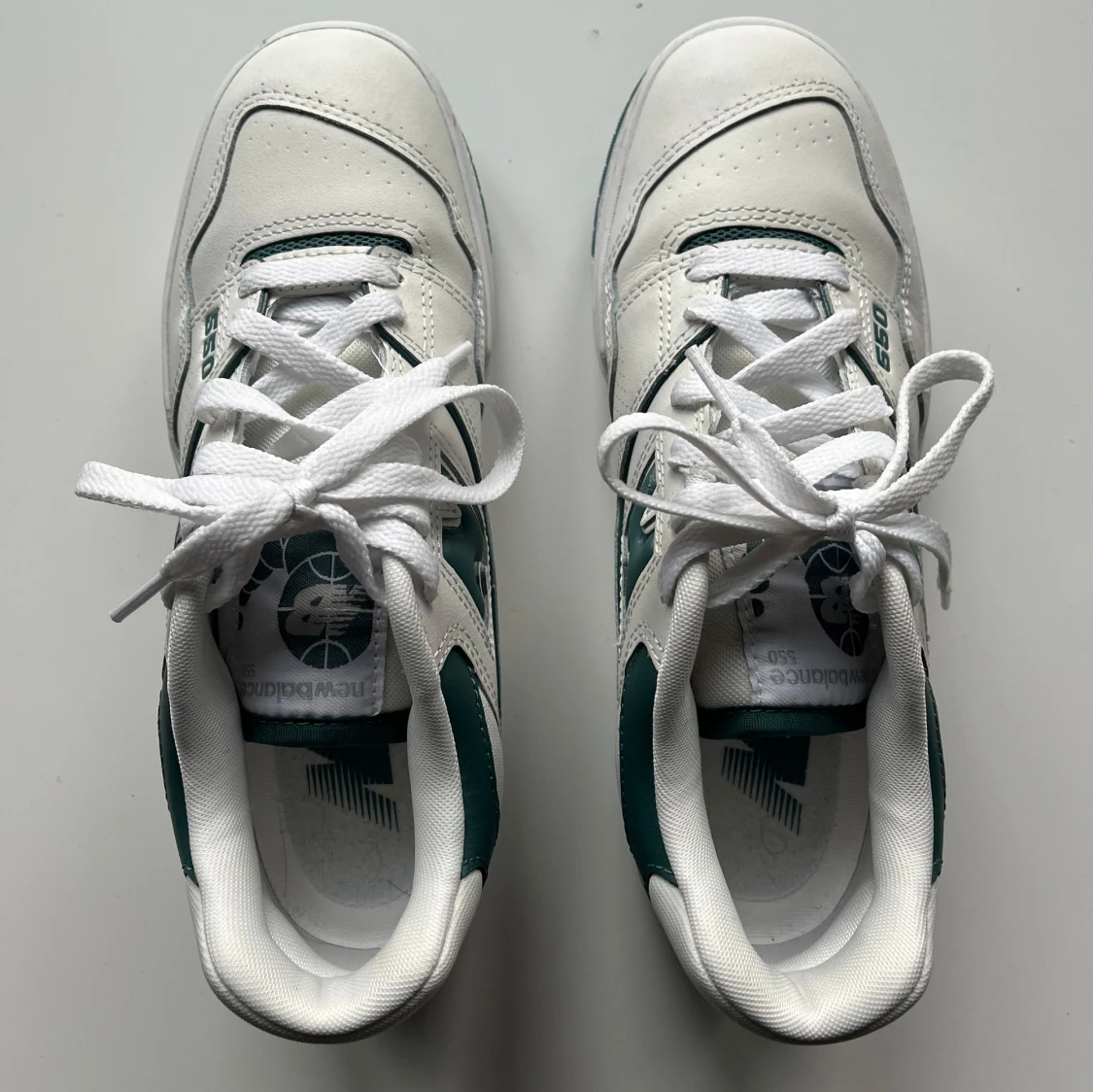 Vita och gröna sneakers från New Balance - 3