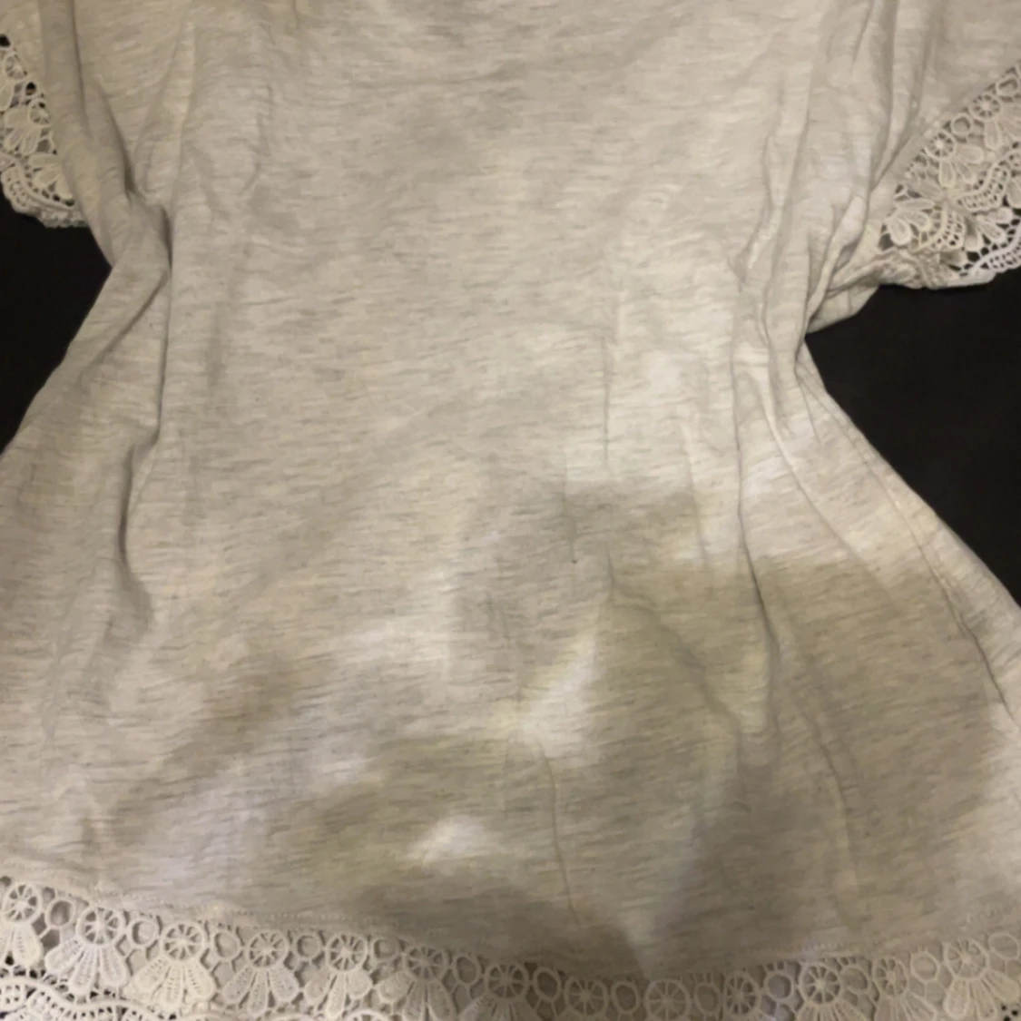 Ljusgrå blus med spets från KappAhl - 1