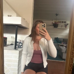 Vit kofta från Zara med pärlknappar - Supersöt vit kofta från Zara med pärlknappar som ger en lyxig känsla. Koftan är stickad, har rund halsringning och långa ärmar.