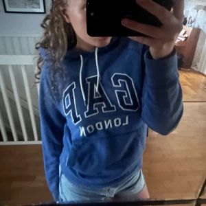 GAP hoodie  - Blå hoodie från GAP, pytteliten fläck på vänstra armen men inget som påverkar helhetsintrycket. Har inte testat tvätta bort fläcken😁
