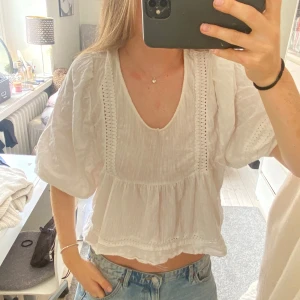 Vit blus med volang och spetsdetaljer - Så skön