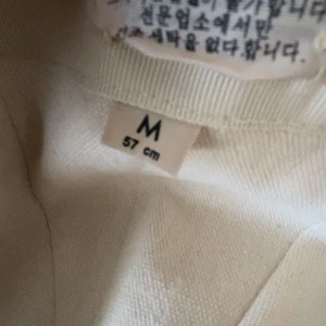 Rosa Gucci keps med GG-mönster - Säljer en lyxig rosa keps från Gucci i storlek M. Kepsen har ikoniskt GG-mönster över hela ytan och detaljer i rosa läder baktill. Materialet är bomull och kepsen har en justerbar rem med guldfärgad spänne. Perfekt för dig som vill sticka ut med designerstil.
