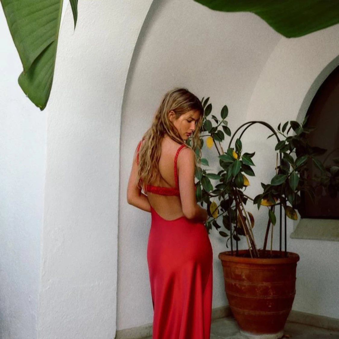 Röd långklänning med öppen rygg