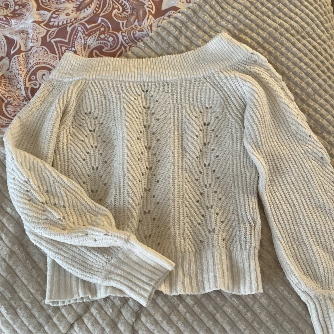 Offshoulder stickad vit tröja - 1