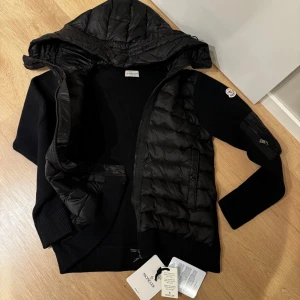 Moncler Cardigan - Säljer min moncler cardigan pga fel storlek o inte kommit till någon användning på ett tag. inget fel med den. Hör av er vid funderingar eller liknande, Fraktar inom 24timmar