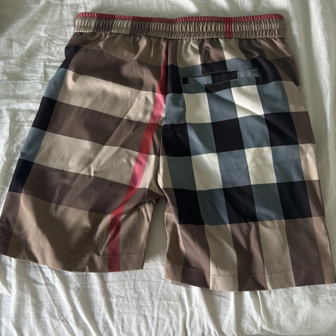 Rutig Burberry badshorts med snörning - 1