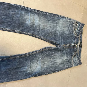 Oscar Jacobson jeans straight fit - Jeans från Oscar Jacobson slitna detaljer längst ner på byxorna ser riktigt bra ut. Storlek är W33/L32 finns att hämta i Bromma