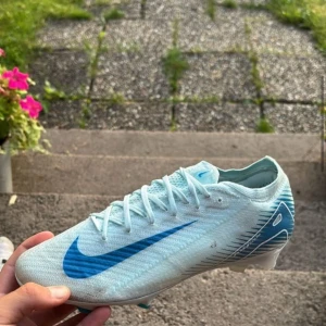 Nike vapor 16 Elite PANGPRIS! - 40,5, vänstra skon använd typ 1 gång. Högra skon använd fler gånger.  Rare fotsjukdom. Ena foten större än den andra, därav priset också! 