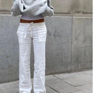 Linnebyxor - Helt slutsålda, slutat säljas lågmidjade vita linnebyxor från Alobha the label, lova Widerberg märke😍priset är prg av att de är eftertraktade och inte säljs längre