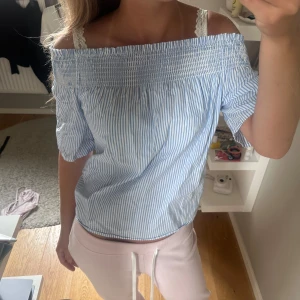Randig blus - Jätte söt randig off shoulder blus! Bra skick, använd få gånger. 💕 jag kan ofta posta samma dag och priset kan diskuteras!