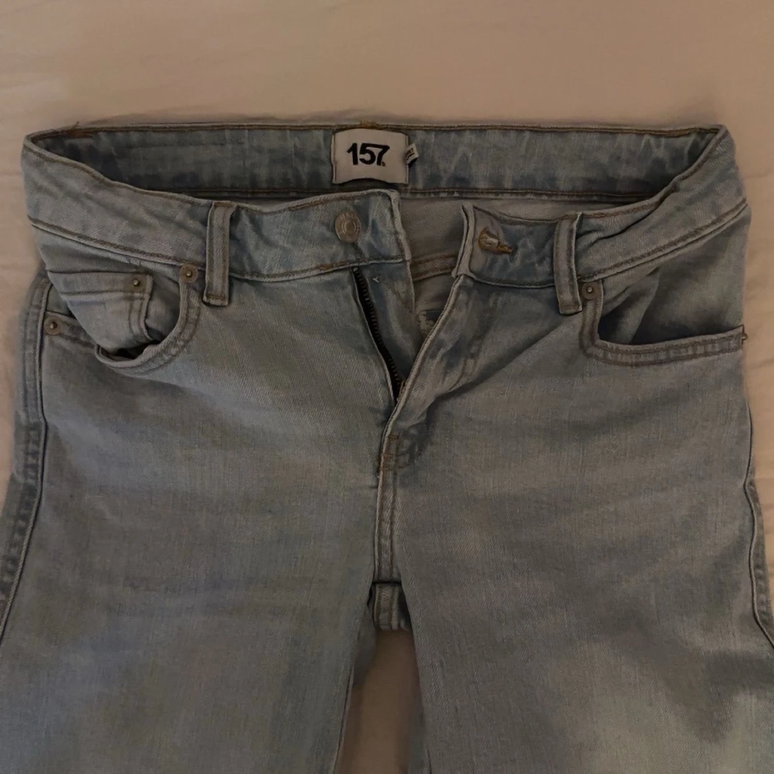 Ljusblå jeans med hål från 157