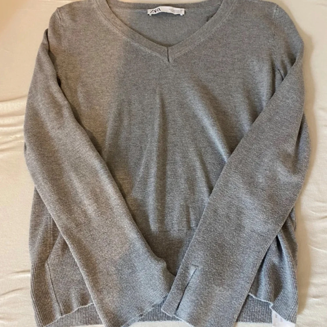 Grå v-ringad tröja från Zara