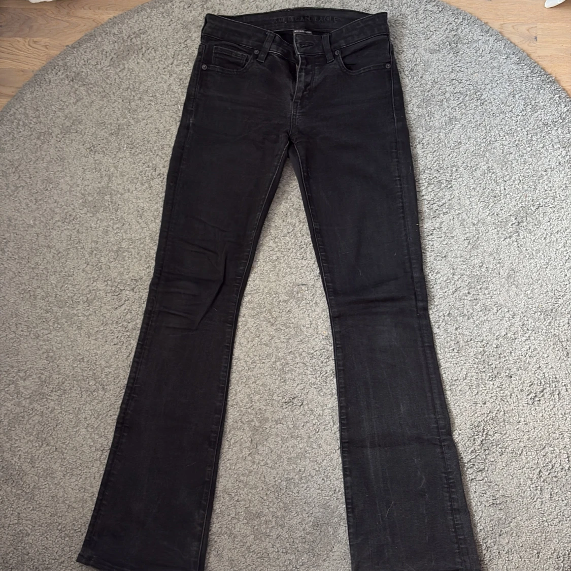Svarta  mid rise bootcut jeans från American Eagle 