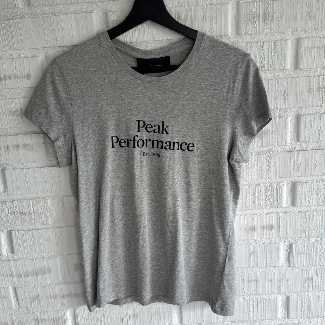 Grå t-shirt från Peak Performance - 3