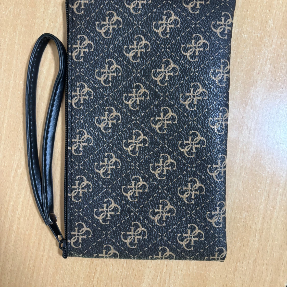 Svart kuvertväska med mönster