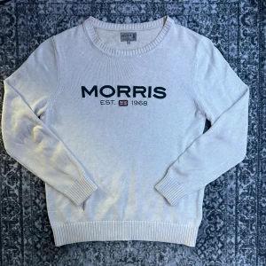 Beige stickad tröja från Morris - Snygg tjocktröja I Morris. Väldigt snygg perfekt till hösten och vintern.  I gott skick, storlek M.