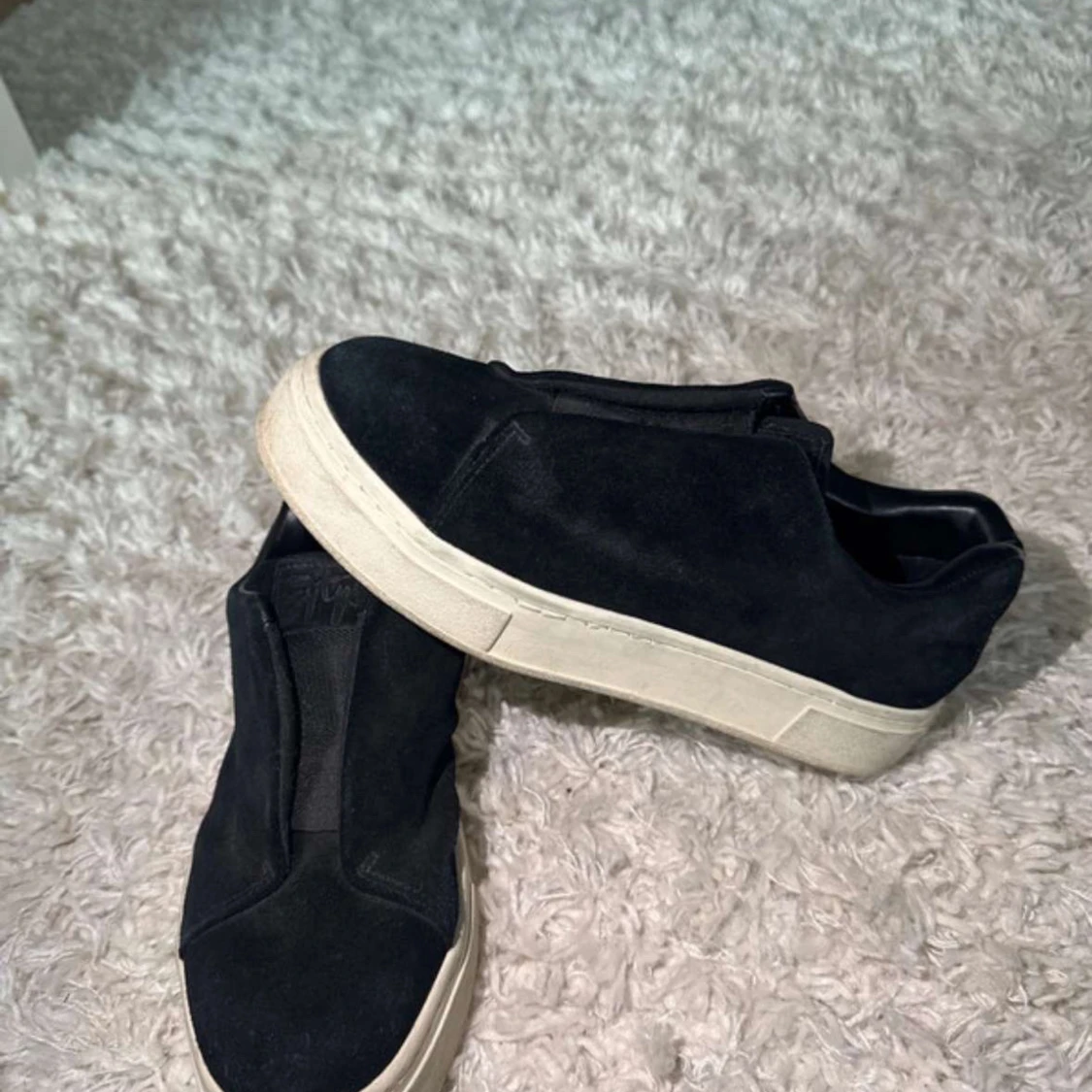Svarta slip-on sneakers från Eytys - 1