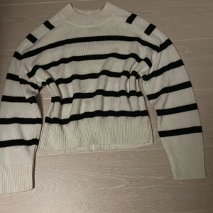 Stickad tröja - En fin stickad tröja med randigt mönster skön på lite kallare kvällar eller kallare dagar i st xs kontakta vid fler frågor eller bilder