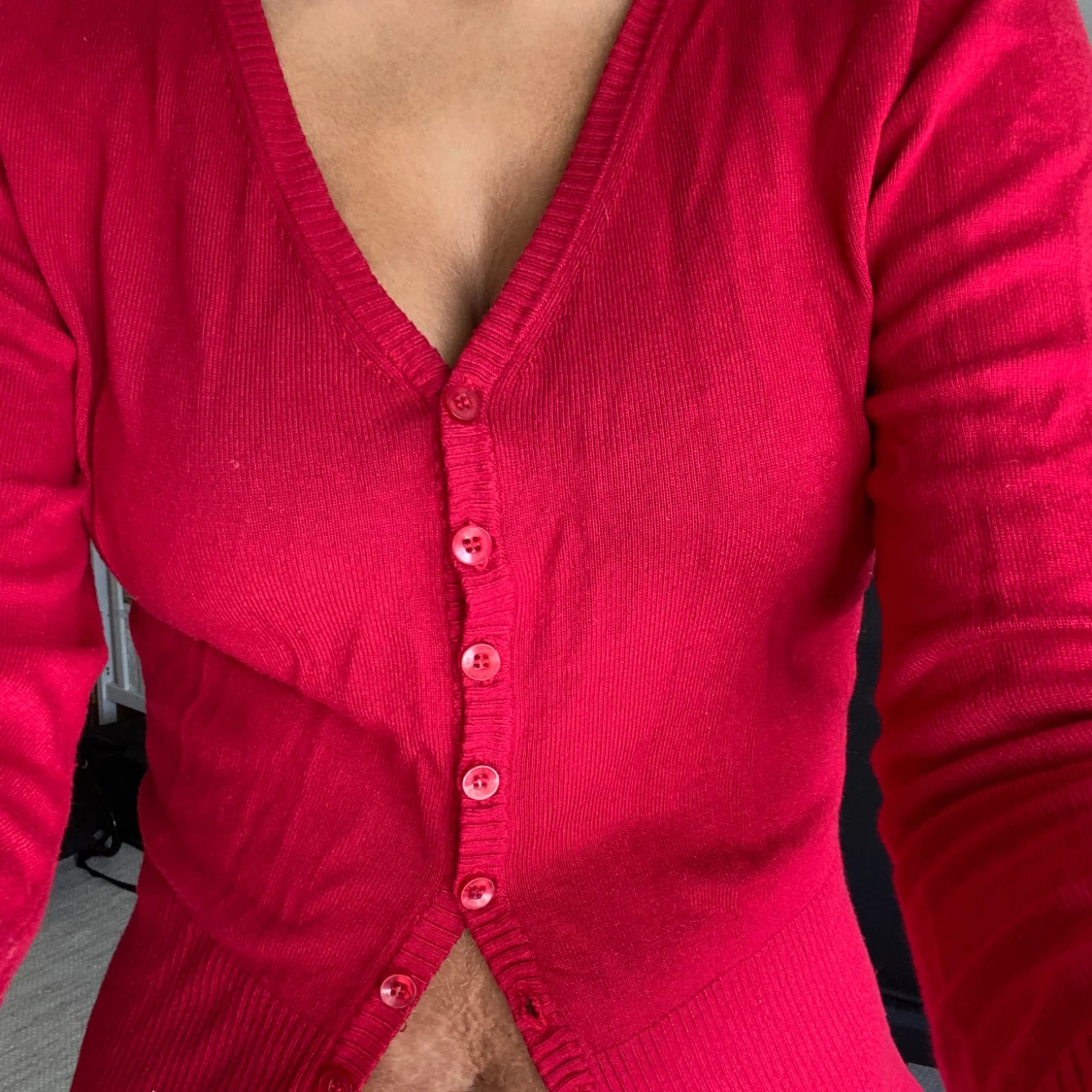 Röd kofta från Vila med v-ringning