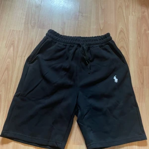Svarta shorts från Polo Ralph Lauren - Perfekta för sommaren eller träning, tillverkade i bomull. Storlek L
