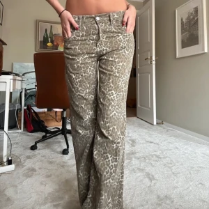 Baggy leopard jeans - Snygga lite baggy leopard mönstrade jeans sitter Low/mid på mig