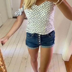 Blå  jeansshorts från Zara - Super fina blå jeansshorts från Zara med knappar framtill! 