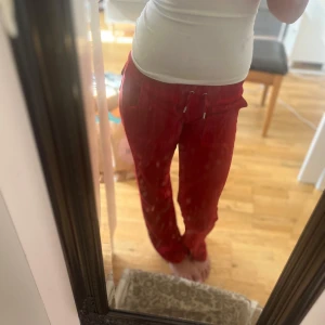 röda juicymjukisbyxor - Dessa fina mjukisbyxor är ifrån Juicy Couture, ett märke med jätte bra kvalitet och fint material! Säljer för de används aldrig! Pris kan diskuteras och inga märken på användning eller de är inte trasiga!