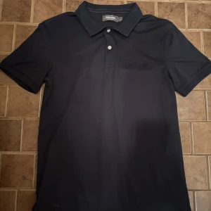 Mörkblå Piké - Säljer denna mörkblåa pikén från Dressmann. Sitter riktigt bra och är använd 1/2 gånger! Väljer du att betala direkt via Swish kan jag gå ner lite i pris eftersom vi då slipper all väntetid som tillkommer via betalning genom Plick!🏆 Skicka ett PM vid frågor eller funderingar.